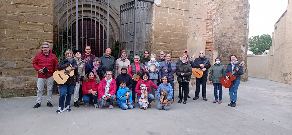 Imagen de los vecinos que participaron en el canto de las coplillas. Foto: Juan Luis Almerge