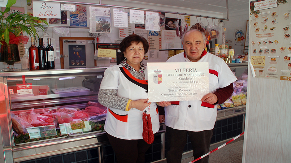 Elena Brunet y Primitivo Sagarra posan con el premio en su carnicería. 