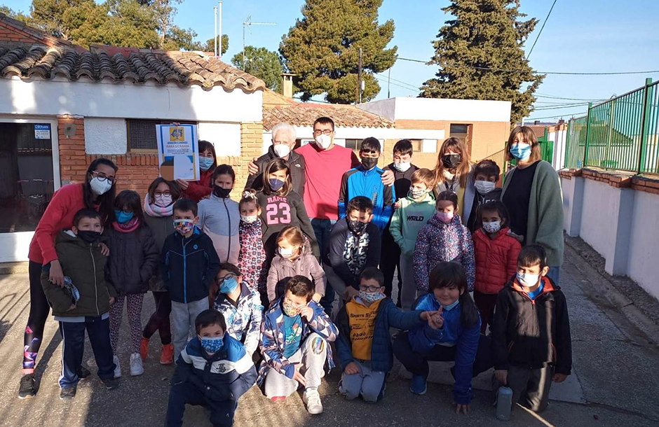 Julio Murillo junto a los escolares y docentes del centro educativo.