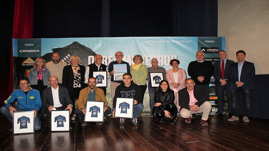 Imagen de los homenajeados durante el acto celebrado en el cine teatro El Molino de Sariñena.