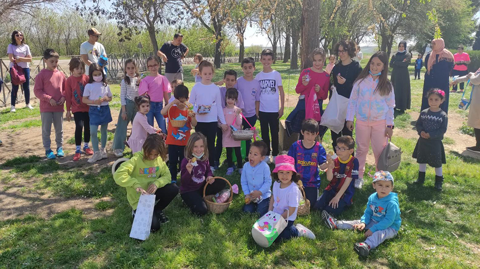 Los niños recogieron con sus cestas los huevos de pascua.