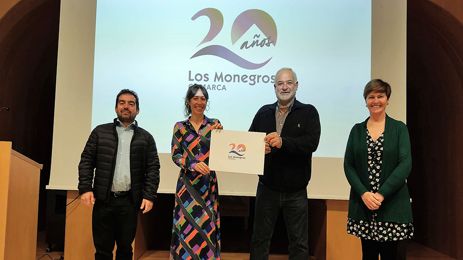 En el centro, Isabel Campo y Armando Sanjuan con el nuevo logo, junto a Alejandro Laguna y Olga Brosed.