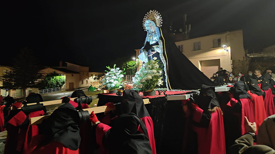 El grupo de mujeres de la cofradía local son las encargadas de portar a la Virgen.