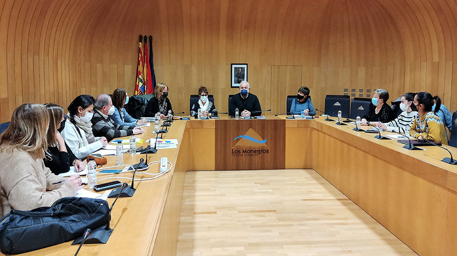 El encuentro entre las entidades sociales tuvo lugar en la sede comarcal de Sariñena.