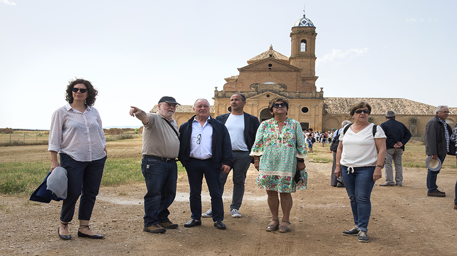 Miguel Gracia, junto a otros responsables de la DPH, en su visita a la Cartuja.