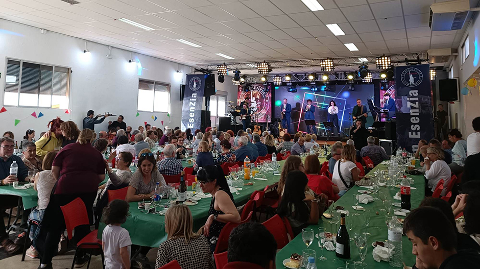 Vecinos y visitantes disfrutando de una de las comidas populares organizadas en Capdesaso.