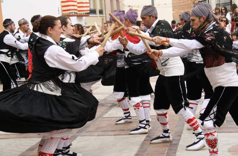 Imagen de la actuación del dance de La Almolda. Gloria Olona.