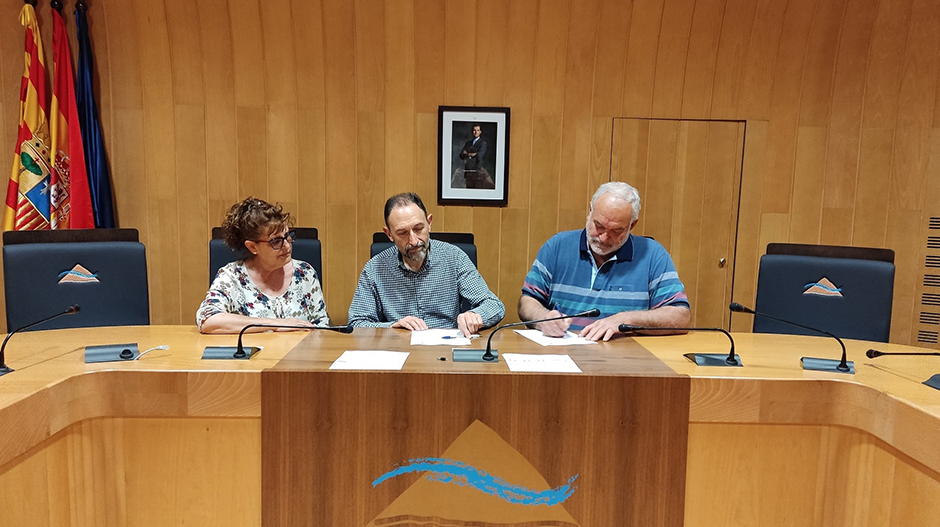 Puey, Munuera y Sanjuan durante la firma del convenio de colaboración.