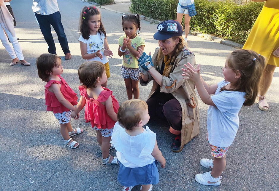 Patricia Coronas, junto a algunos de los más pequeños participantes.