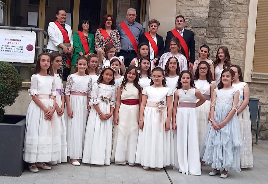 Las autoridades junto a las mairalesas de las fiestas de Santa Quiteria 2022.