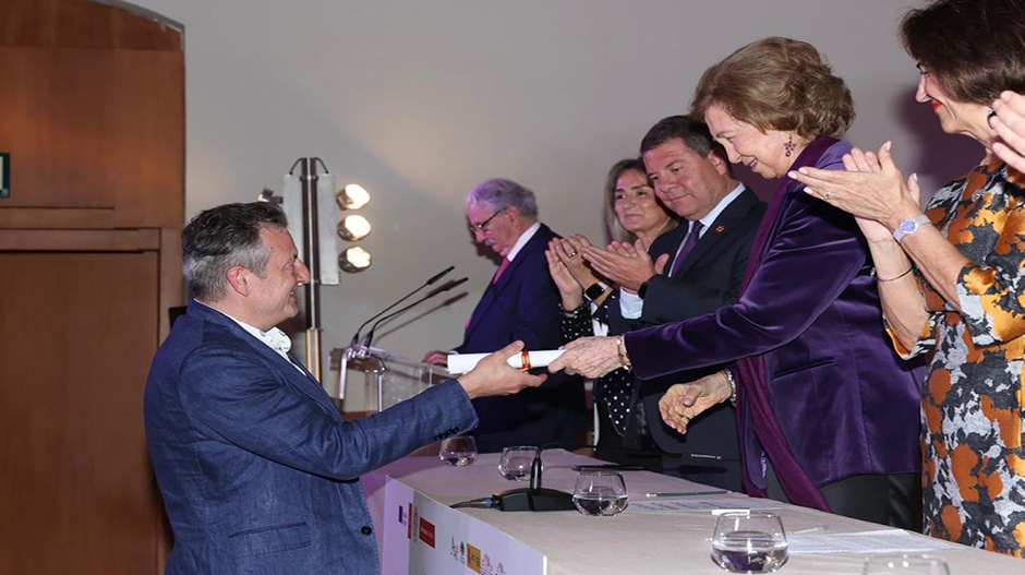 La Reina Sofía, presidenta de honor de Hispania Nostra, entregó el galardón al artesano Paco Martos.