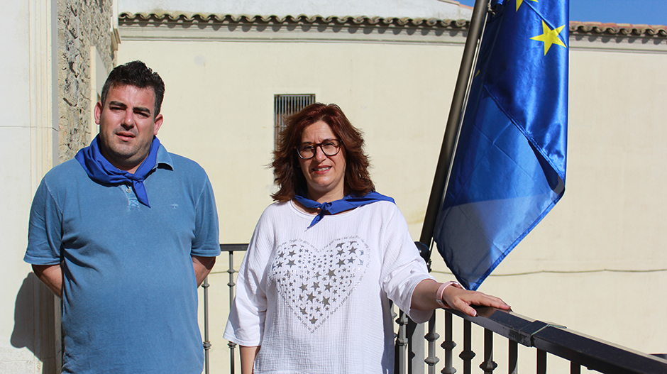 Andres Mur, concejal de Fiestas, y Miriam Ponsa, alcaldesa de Tardienta, con sus pañoletas de Santa Quiteria.