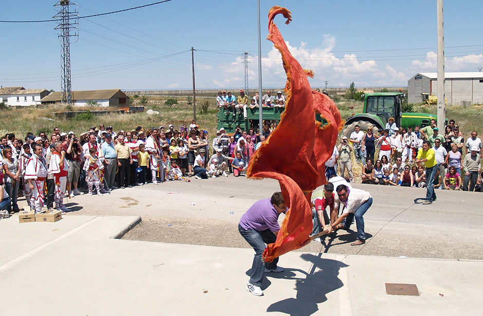 El tradicional Saludo de la Bandera es uno de los momentos más emotivos de las fiestas de Tardienta.