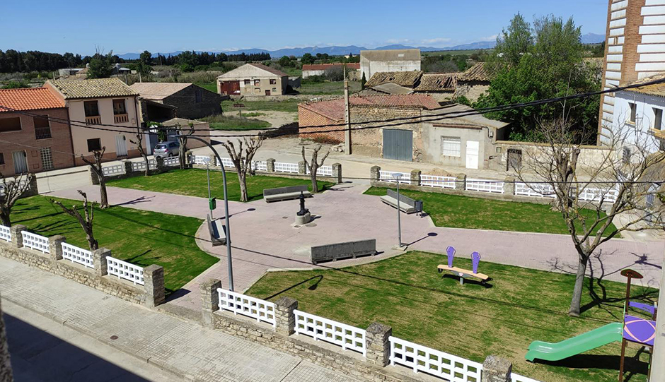 La plaza de la iglesia ya luce nueva imagen, con la renovación de las zonas ajardinadas y los juegos infantiles.