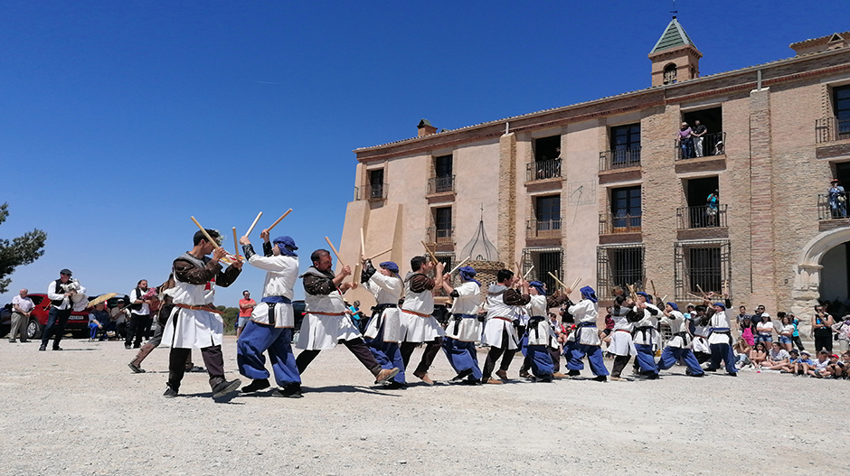 Los danzantes interpretaron sus tradicionales mudanzas. Pedro Oliván