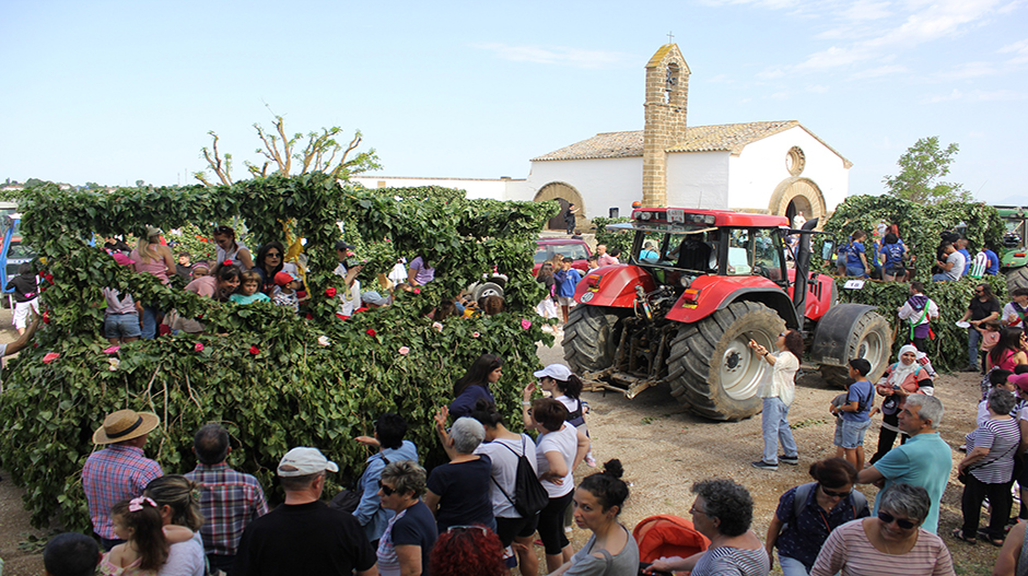 Un total de 22 carrozas han participado en la romería a la ermita de Santiago.