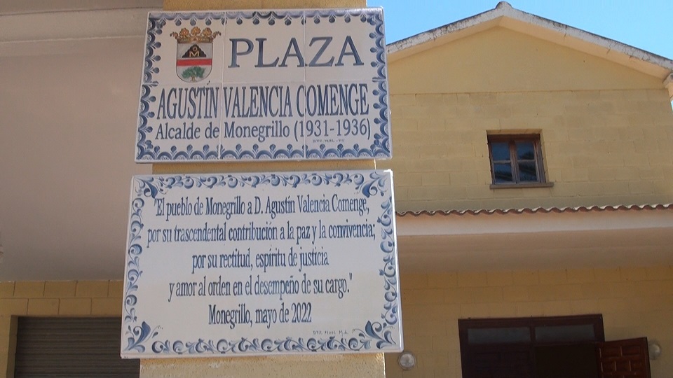 Imagen de la placa colocada en la plaza dedicada a Agustín Valencia Comenge.