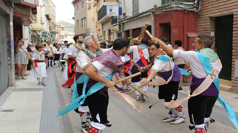 El dance de Sena durante el pasacalles inaugural del encuentro.