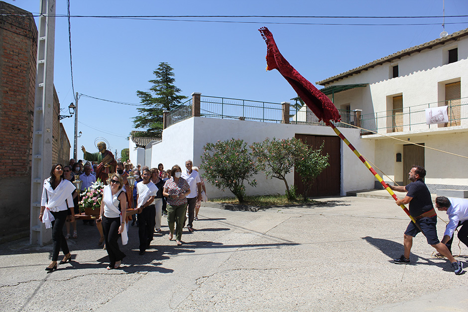 La bandera ha sido ondeada al paso de la procesión.