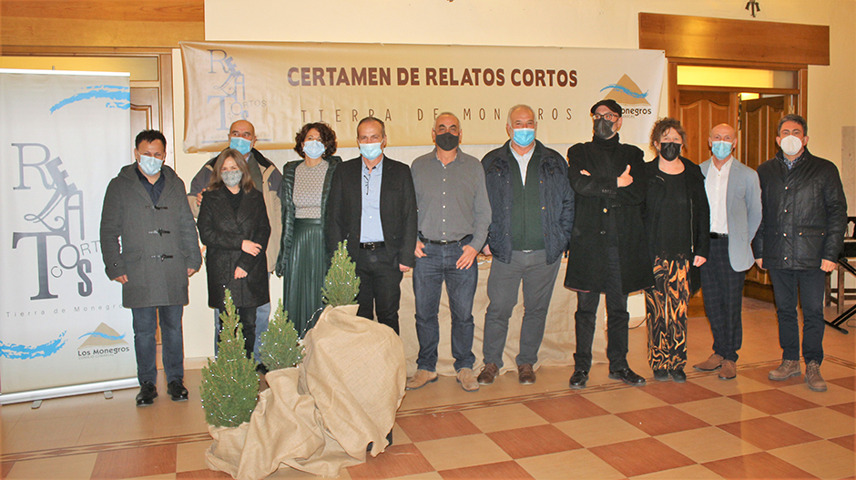 Foto de familia de la última edición del certamen literario.