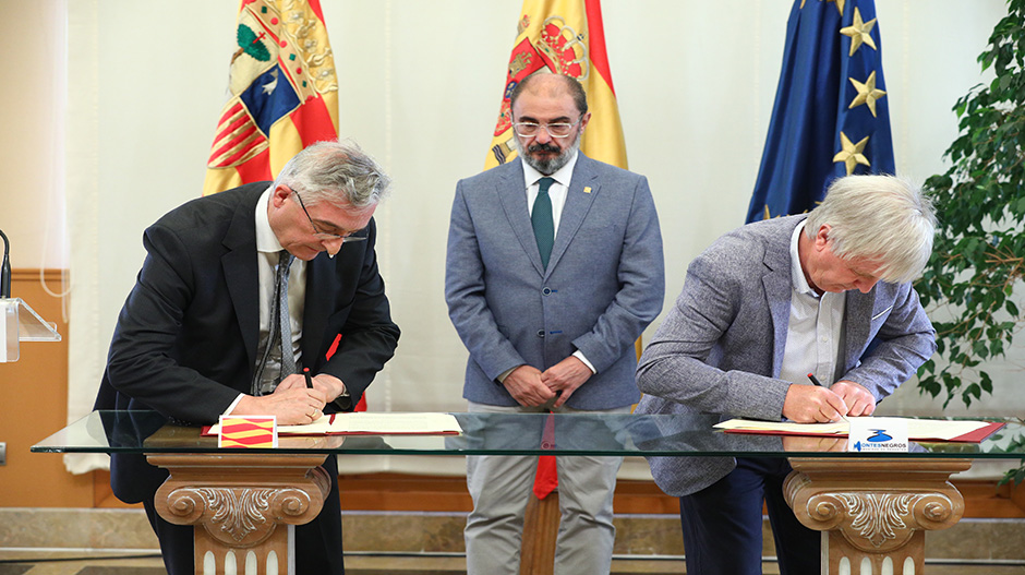 Olona y Villuenda, junto a Lambán, durante la firma del convenio.