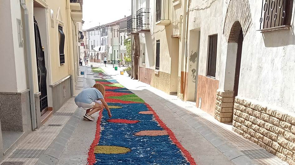 Las coloridas alfombras cubrieron las calles con motivo del Corpus Cristi. 