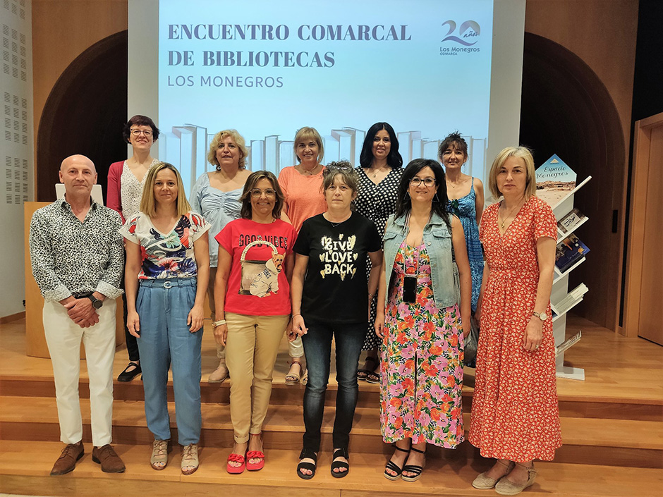 En el centro, Carmen Soto junto a las responsables de las bibliotecas y el responsable del área comarcal de Educación y Cultura, Isaías Fernández.