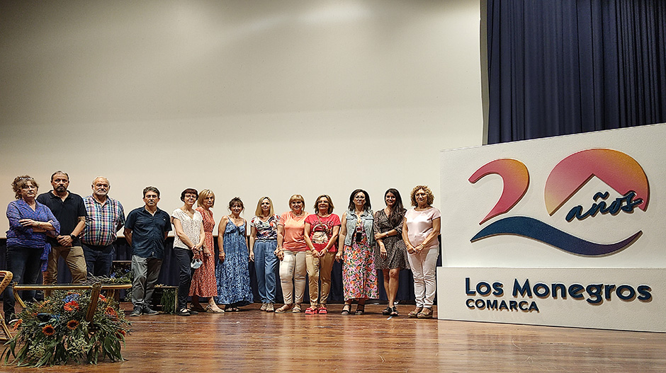 Foto de familia de autoridades y bibliotecarias con la escritora Rosario Raro.