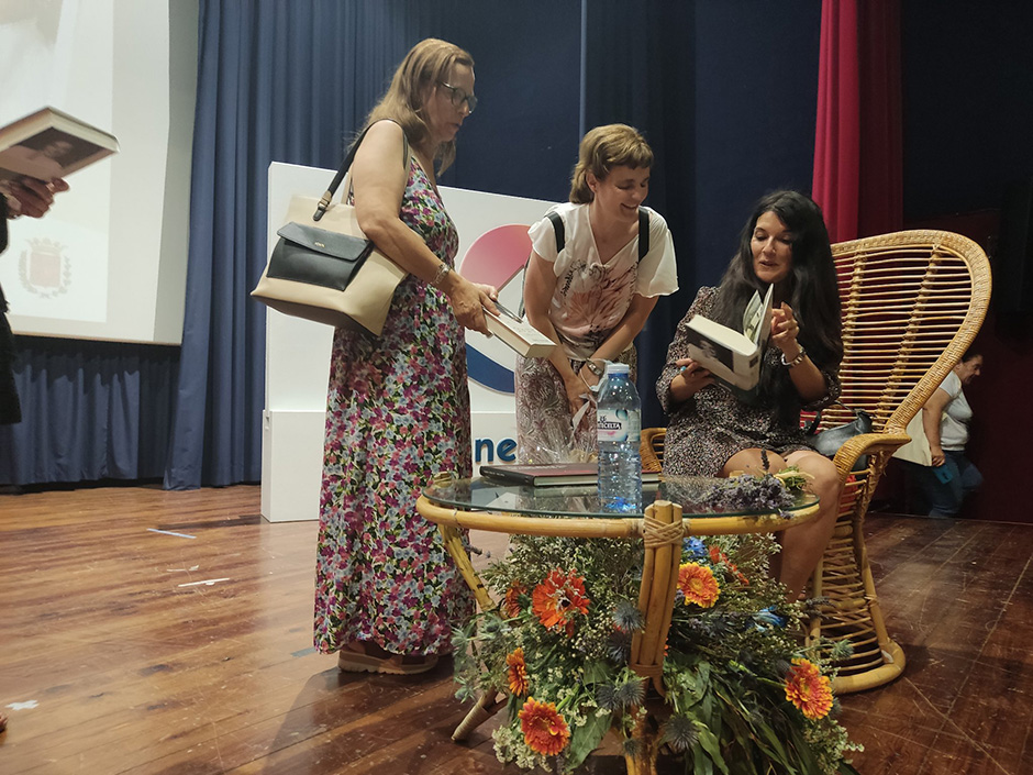 Rosario Raro firmó ejemplares a sus lectoras.