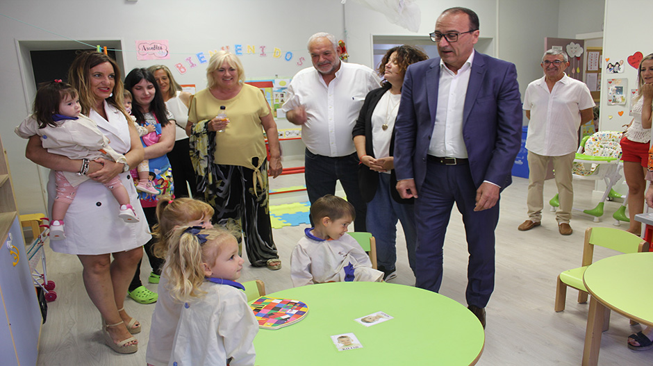 Felipe Faci, durante su visita a la escuela infantil de San Juan del Flumen.