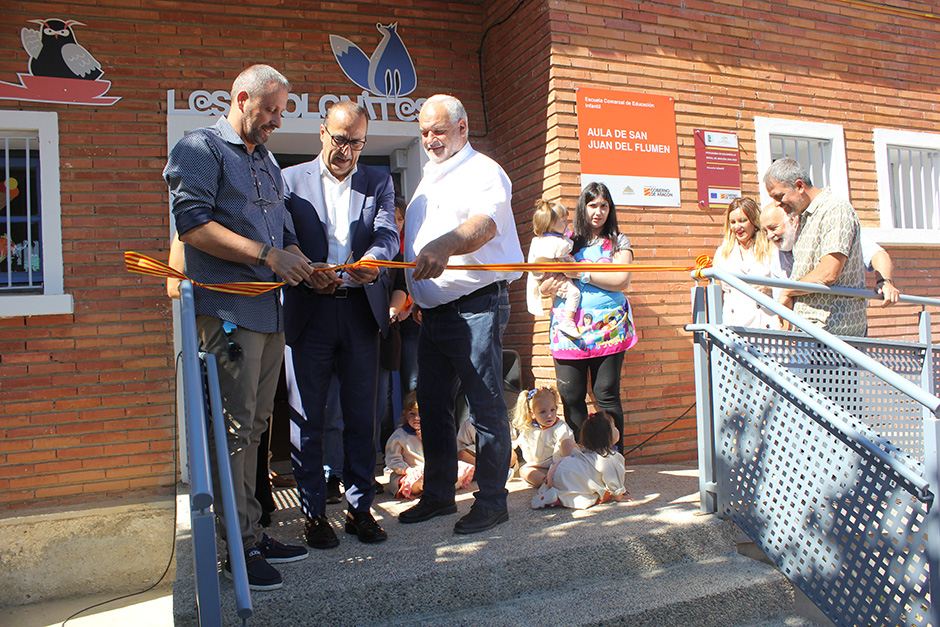 Imagen del corte de cinta a cargo del consejero aragonés de Educación.