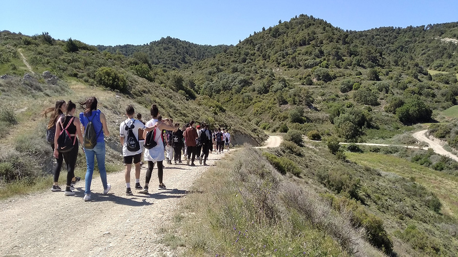 Un grupo de estudiantes visitando los vestigios de la Guerra Civil recuperados por la Comarca.