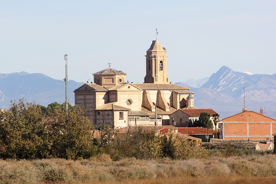Vista de la localidad de Robres, dominada por su iglesia parroquial.