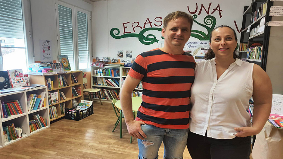 Jesús Bolea y Sara Pareja, en la biblioteca de Robres.