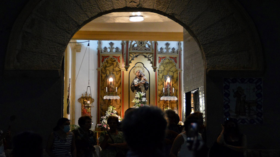 Los vecinos concentrados frente a la ermita de San Antonio. Carmelo Samper.