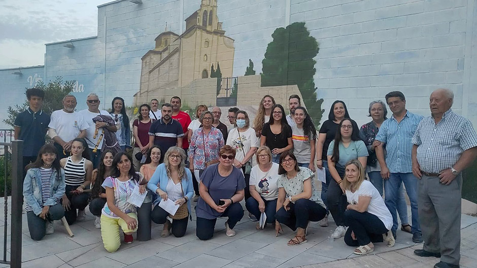 Foto de grupo de los vecinos que han cumplido con la habitual Despertadera. Carmelo Samper.