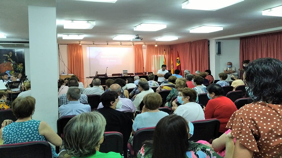 Los asistentes completaron el aforo del salón municipal de Leciñena.