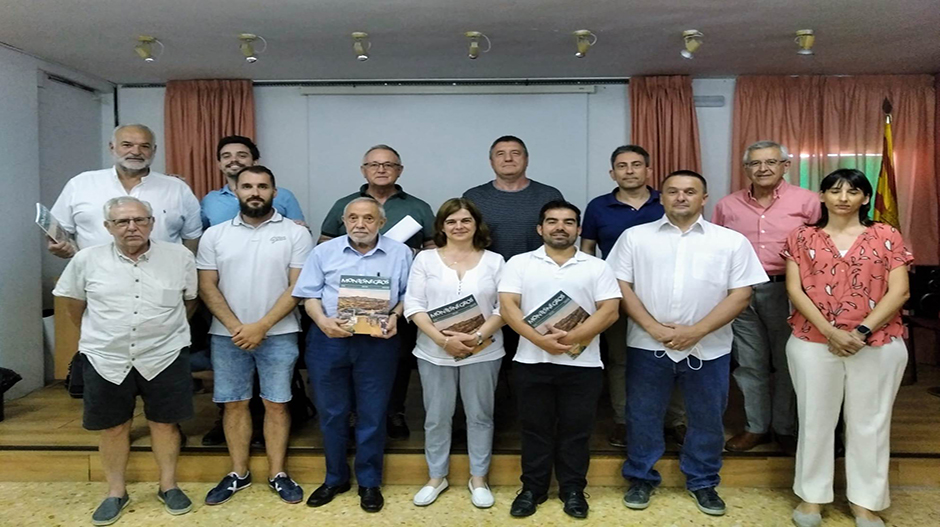 Algunos de sus promotores y colaboradores junto a las autoridades de las localidades implicadas.