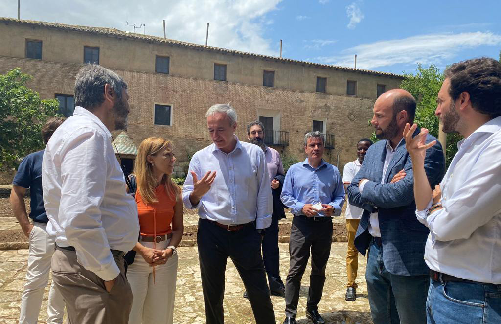 Azcón, junto a la secretaria general del PP Aragón, Ana Alós, durante su visita al monasterio de Sijena.