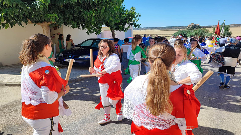 Las mujeres son las que mantienen el dance en Castejón de Monegros.