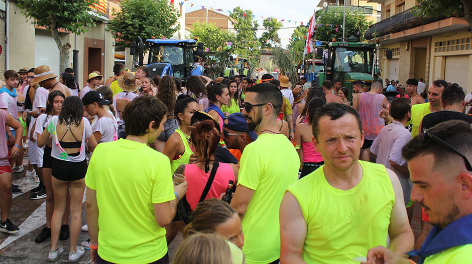 Imagen del ambiente de las personas concentradas bajo el balcón del consistorio.