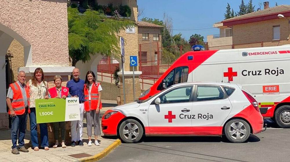 Los responsables de la empresa aseguradora entregaron el cheque en la sede de Cruz Roja Monegros.