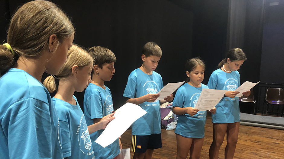 Niños y niñas ensayando en Monegrillo.