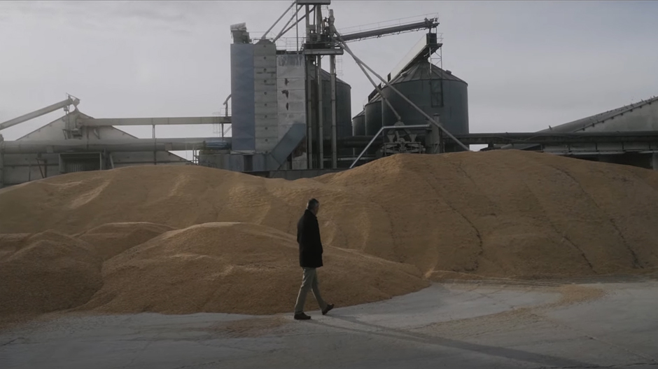 Fotograma del vídeo en inglés, que resalta el potencial agrícola e industrial de la población.