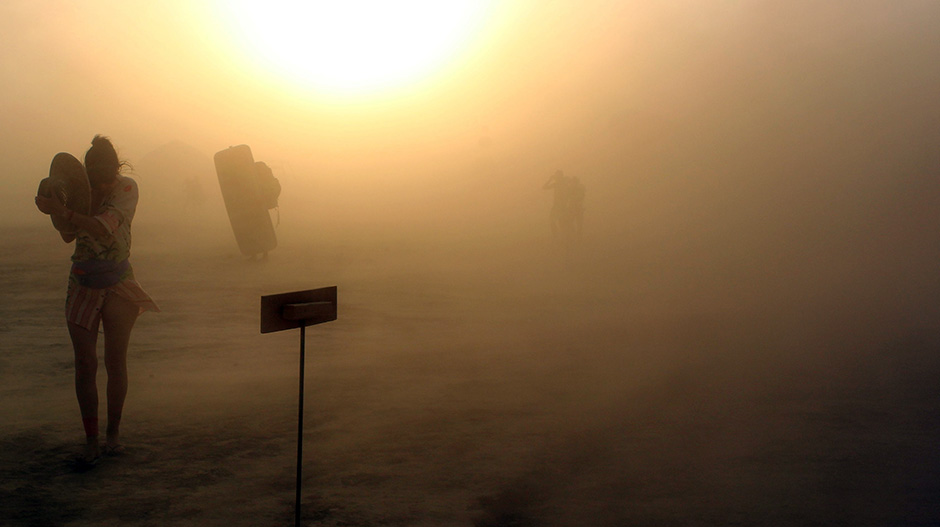 El viento sumerge a los participantes en un gran nube de polvo. La mayoría se protege con gafas o fulares.