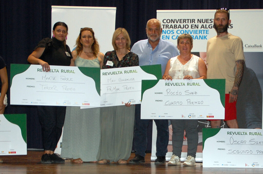 Los cuatro promotores premiados en Los Monegros, junto a la gerente del Ceder y el presidente de la Comarca.