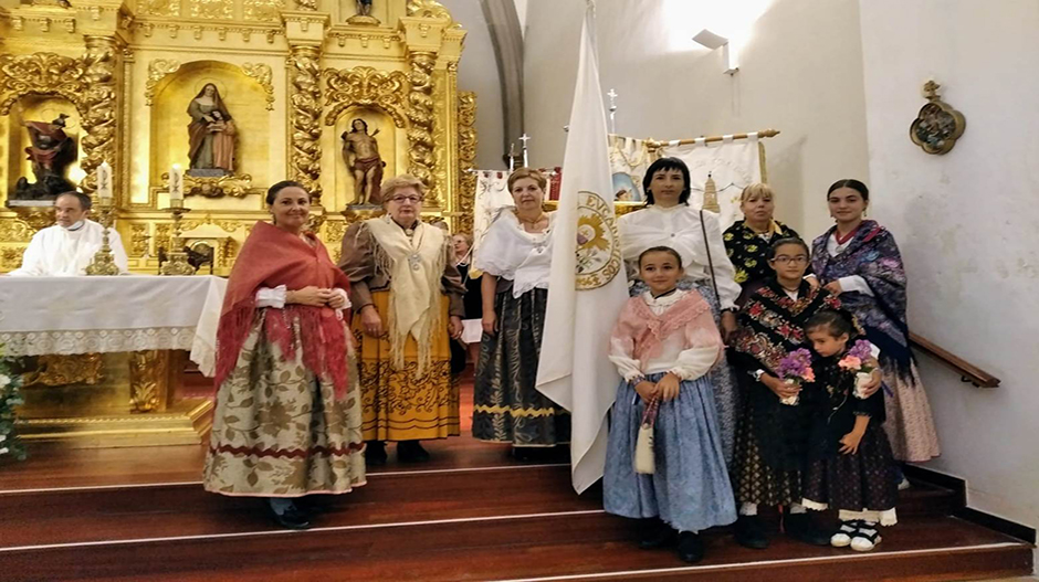 Un grupo de vecinas ataviadas con el traje regional.