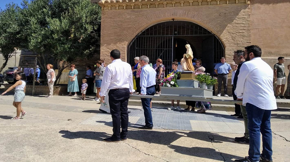 Antes de la misa, ha habido procesión con la imagen de Santa Ana.