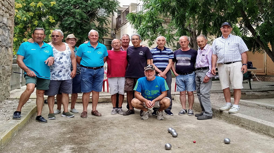 Imagen de los participantes en el campeonato de petanca.