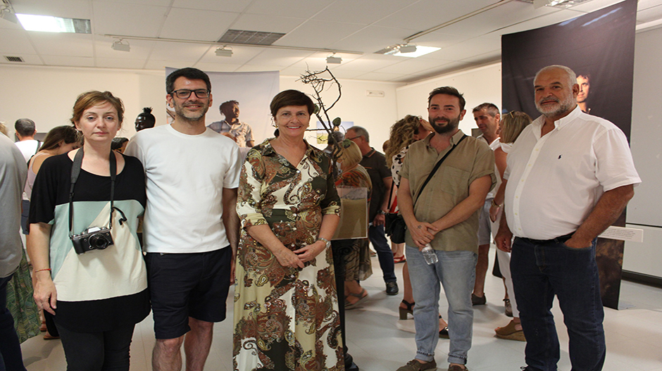  De izquierda a derecha, Cosba, López, Brosed, Calvo y Sanjuan durante la inauguración de la muestra en Robres.